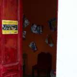 Una porta rossa permette l�ingresso nella casetta...
